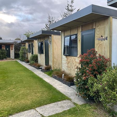Mountains Edge Cabins Monowai Esterno foto