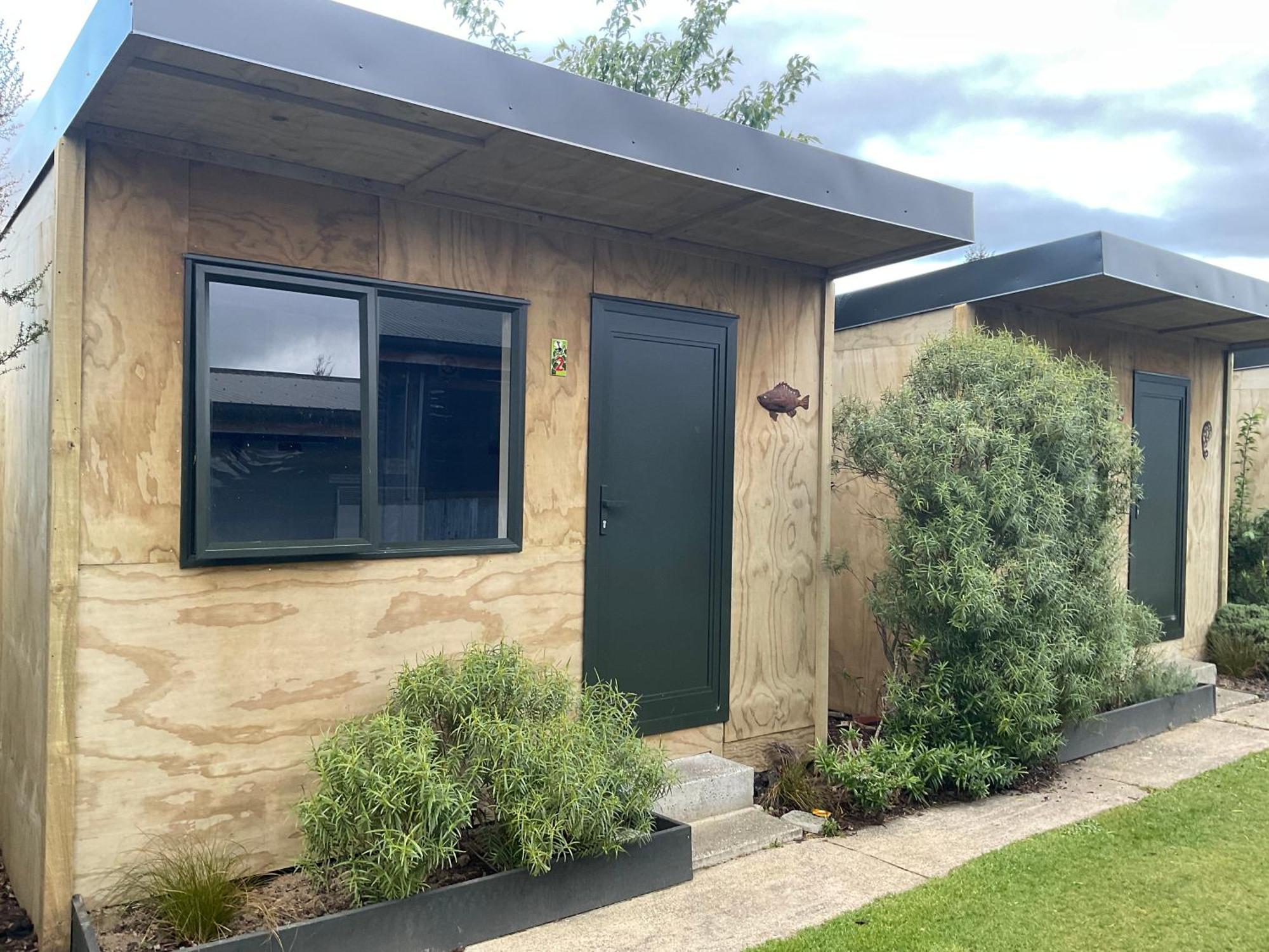 Mountains Edge Cabins Monowai Esterno foto