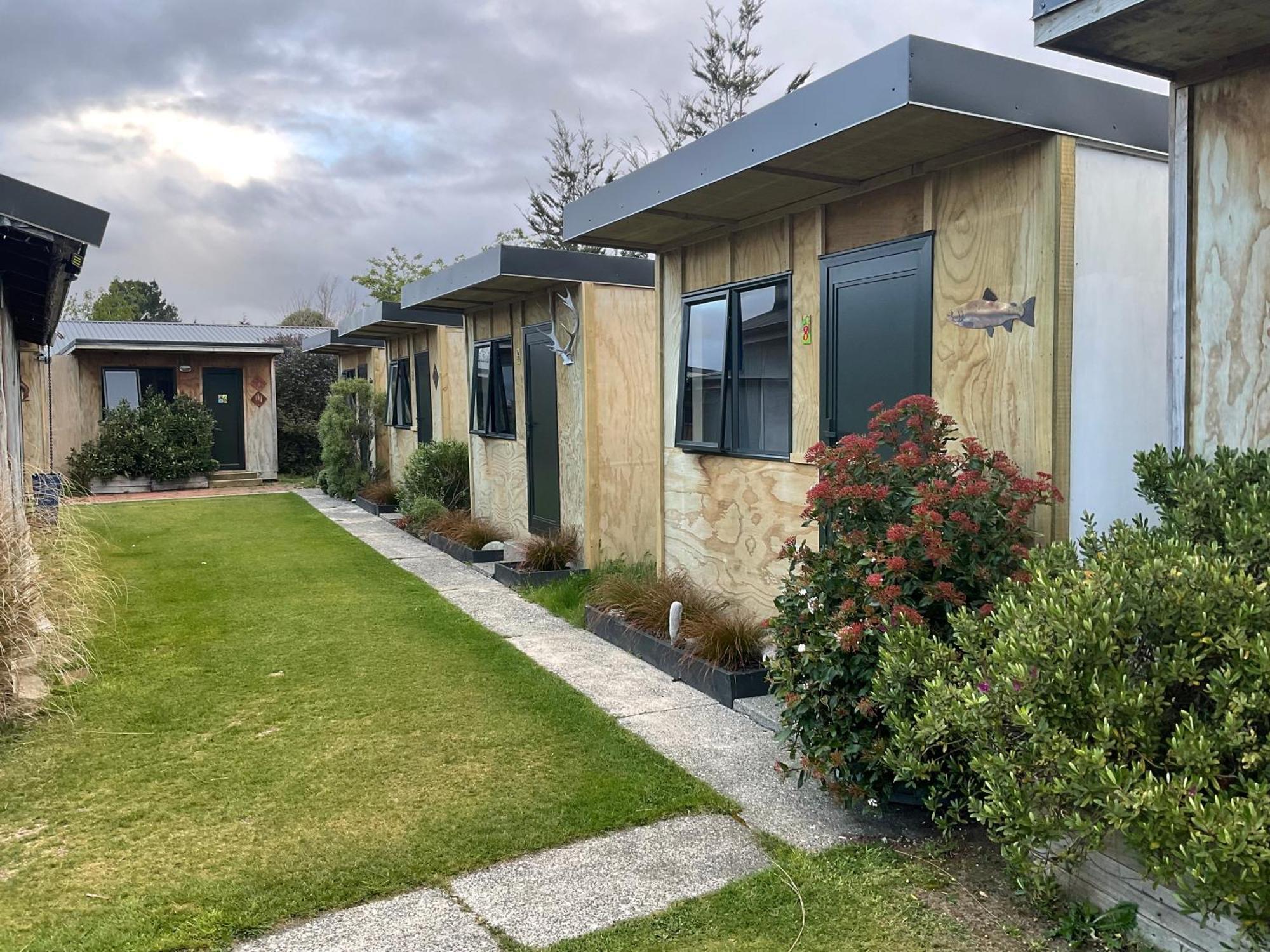 Mountains Edge Cabins Monowai Esterno foto