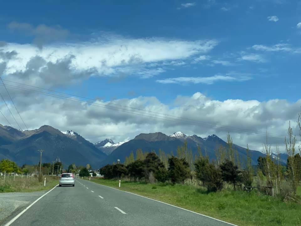 Mountains Edge Cabins Monowai Esterno foto