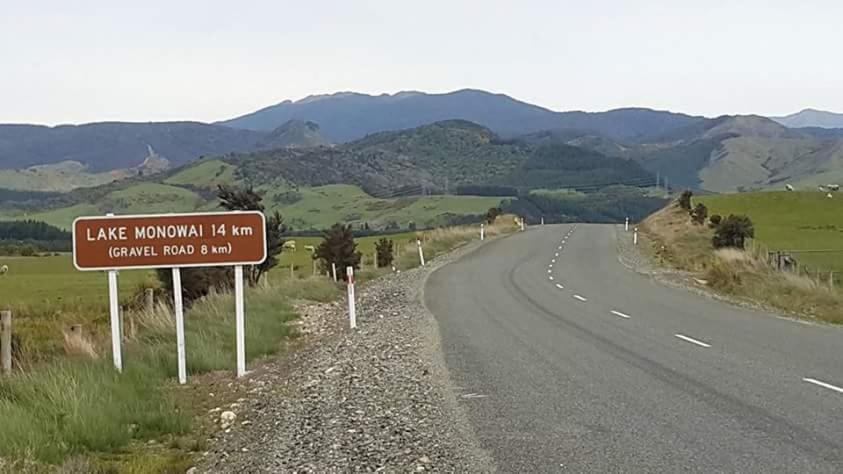 Mountains Edge Cabins Monowai Esterno foto